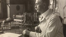 Karl Landsteiner ve své laboratoři Karl Landsteiner ve své laboratoři