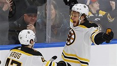 Torey Krug (47) a David Pastrňák slaví vítězný gól Bostonu proti Edmontonu. Torey Krug (47) a David Pastrňák slaví vítězný gól Bostonu proti Edmontonu.