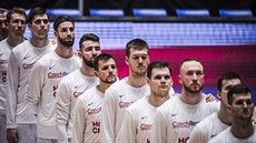 Čeští reprezentanti naslouchají národní hymně. Čeští reprezentanti naslouchají národní hymně.