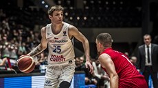 Český reprezentant Vít Krejčí (vlevo) útočí kolem Gabriela Lundberga z Dánska. Český reprezentant Vít Krejčí (vlevo) útočí kolem Gabriela Lundberga z Dánska.