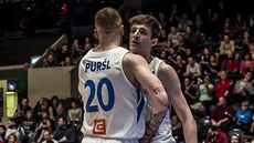 Čeští reprezentanti Šimon Puršl a Vít Krejčí se radují. Čeští reprezentanti Šimon Puršl a Vít Krejčí se radují.