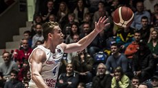 Český reprezentant Tomáš Vyoral se snaží zachránit míč ve hře. Český reprezentant Tomáš Vyoral se snaží zachránit míč ve hře.