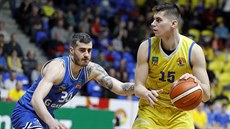 Václav Bujnoch (vpravo) z Opavy útočí přes Marka Stevanoviče z USK Praha. Václav Bujnoch (vpravo) z Opavy útočí přes Marka Stevanoviče z USK Praha.