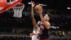 Tomáš Satoranský z Chicaga míří na koš Phoenixu, brání ho Mikal Bridges. Tomáš Satoranský z Chicaga míří na koš Phoenixu, brání ho Mikal Bridges.
