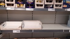 Trvanlivé potraviny zmizely z regálů, prodejna Lidl Zbraslav (26. února 2020) Trvanlivé potraviny zmizely z regálů, prodejna Lidl Zbraslav (26. února 2020)