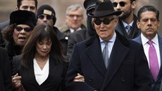 Bývalý poradce prezidenta USA Trumpa Roger Stone při příchodu k soudu ve... Bývalý poradce prezidenta USA Trumpa Roger Stone při příchodu k soudu ve...