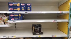 Regály v supermarketu Tesco v Píbrami (26. února 2020)