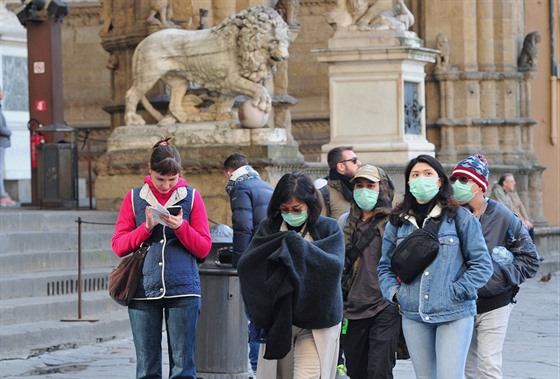 Turisté s roukami v italské Florencii (7. bezna 2020)