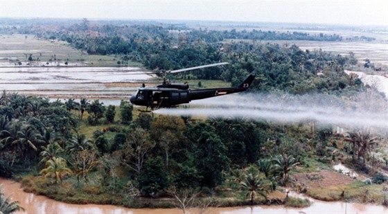 Americká armáda rozpraovala ve vietnamské válce rozliné chemikálie v letech...