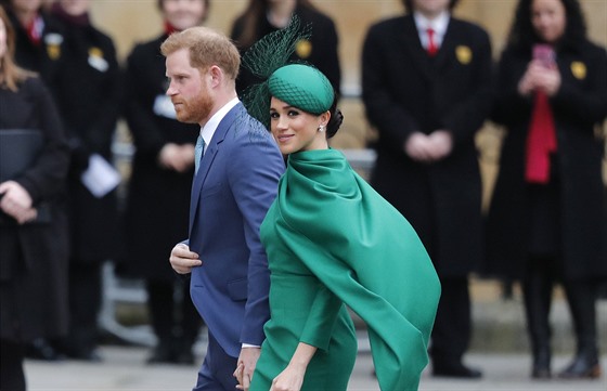 Princ Harry a vvodkyn Meghan pi pchodu do Westminsterskho opatstv...