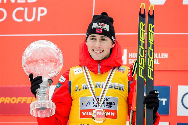 Jarl Magnus Riiber s trofejí pro vítěze závěrečného závodu Světového poháru v...
