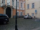 Na Velkopřevorském náměstí na Malé Straně lampa přišla o kryt. Na Velkopřevorském náměstí na Malé Straně lampa přišla o kryt.