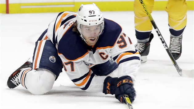 Connor McDavid z Edmontonu se natahuje po puku v utkání proti Nashvillu. Connor McDavid z Edmontonu se natahuje po puku v utkání proti Nashvillu.