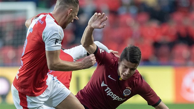 Sparťanský záložník Adam Hložek padá v souboji se dvěma slávisty. Sparťanský záložník Adam Hložek padá v souboji se dvěma slávisty.