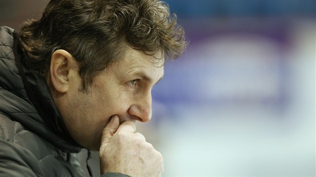 Zlínský trenér Robert Svoboda udává pokyny v předkole play off. Zlínský trenér Robert Svoboda udává pokyny v předkole play off.