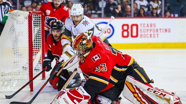 David Rittich (33) z Calgary zasahuje v zápase s Vegas. David Rittich (33) z Calgary zasahuje v zápase s Vegas.
