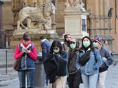 Turisté s rouškami v italské Florencii (7. března 2020)