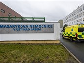 Hlavní vjezd do areálu Masarykovy nemocnice Ústí nad Labem (3. bezna 2020)
