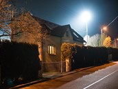 Lidem žijícím v domech okolo hřiště vadí, že příliš ostré a intenzivní světlo... Lidem žijícím v domech okolo hřiště vadí, že příliš ostré a intenzivní světlo...