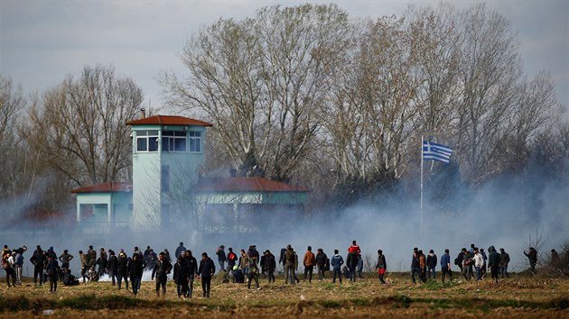 Migranty na turecko-eck hranici bezpenostn sloky rozhn slznm plynem. (7. bezna 2020)