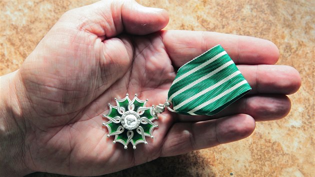 Medaile prokazující ocenění, které Tomáš Lesser obdržel 25. února 2020 v Paříži.