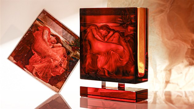 Planoucí červeň, váza s rytinou Tomáše Lessera, oceněného mistra rytce karlovarské sklárny Moser