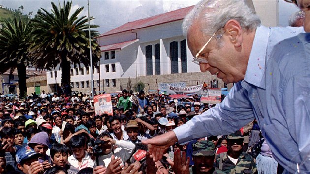 Javier Prez de Cullar se zdrav s Perunci bhem sv volebn kampan v roce 1995.