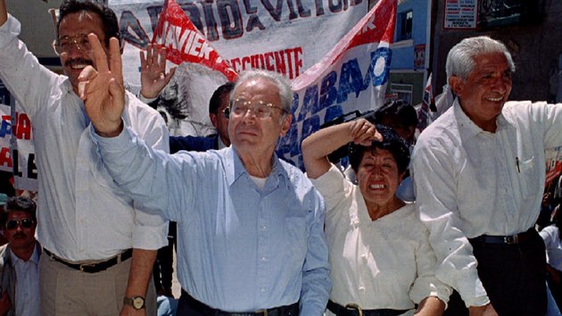 Javier Prez de Cullar zdrav Perunce bhem sv volebn kampan v roce 1995.
