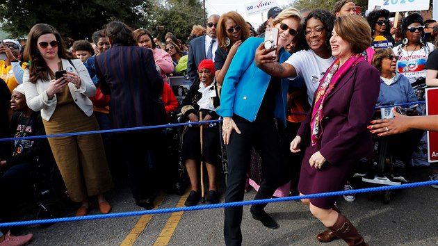 Elizabeth Warrenov a Amy Klobucharov spolen pzuj obdivovatelce bhem kampan pi demokratickch primrkch. (1. bezna 2020)