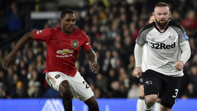 Wayne Rooney (vpravo) z Derby pod dozorem Odiona Ighala z Manchesteru United