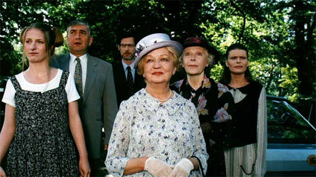 Anna Polvkov, Miroslav Donutil, Jan Hartl, Blanka Bohdanov, Kvta Fialov a Zuzana Bydovsk v serilu Hotel Herbich (1999)