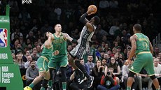 Caris LeVert z Brooklynu míří na koš Bostonu. Caris LeVert z Brooklynu míří na koš Bostonu.