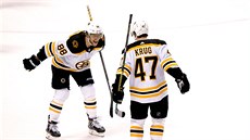 David Pastrák (vlevo) a Torey Krug oslavují vítzný gól.