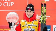 Jarl Magnus Riiber s trofejí pro vítěze závěrečného závodu Světového poháru v... Jarl Magnus Riiber s trofejí pro vítěze závěrečného závodu Světového poháru v...