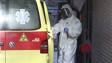 Zdravotníci v ochranných oblecích v pražské Nemocnici Na Bulovce. (5. března... Zdravotníci v ochranných oblecích v pražské Nemocnici Na Bulovce. (5. března...
