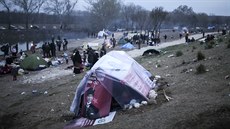 Provizorní uprchlický tábor v Edirne, který leží v těsné blízkosti... Provizorní uprchlický tábor v Edirne, který leží v těsné blízkosti...