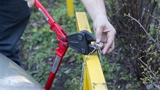 Řidič v pražské Krči se chtěl vyhnout odtahu, auto připoutal k zábradlí. Na... Řidič v pražské Krči se chtěl vyhnout odtahu, auto připoutal k zábradlí. Na...