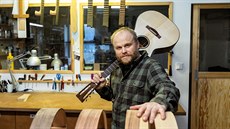 Olomoucký rodák Lukáš Sedláček se začal výrobě hudebních nástrojů věnovat v... Olomoucký rodák Lukáš Sedláček se začal výrobě hudebních nástrojů věnovat v...