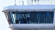 Členové posádky výletní lodi Diamond Princess v kormidelně plavidla. (27. února... Členové posádky výletní lodi Diamond Princess v kormidelně plavidla. (27. února...