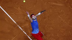 Český tenista Jiří Veselý podává v daviscupovém utkání se Slovenskem. Český tenista Jiří Veselý podává v daviscupovém utkání se Slovenskem.