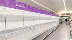 Kvůli šířící se nákaze nového typu koronaviru lidé v Austrálii ve velkém... Kvůli šířící se nákaze nového typu koronaviru lidé v Austrálii ve velkém...