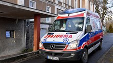 Polští zdravotníci odváží člověka s podezřením na koronavirus. (4. února 2020) Polští zdravotníci odváží člověka s podezřením na koronavirus. (4. února 2020)