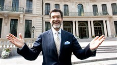 Norman Eisen před budovou Petschkova paláce v roce 2014 Norman Eisen před budovou Petschkova paláce v roce 2014