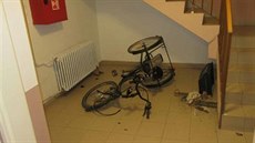 Muži tropili tak velký rámus, že na ně sousedé zavolali policisty. Muži tropili tak velký rámus, že na ně sousedé zavolali policisty.