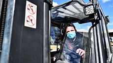 Roušky musí mít zaměstnanci uvnitř firmy i venku. Roušky musí mít zaměstnanci uvnitř firmy i venku.