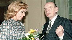 Snímek z března roku 1999, kdy Jan Teplý popřál Dagmar Havlové k narozeninám... Snímek z března roku 1999, kdy Jan Teplý popřál Dagmar Havlové k narozeninám...