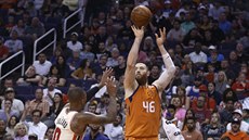 Aron Baynes z Phoenixu a jeho trojkový pokus, brání ho Damian Lillard z... Aron Baynes z Phoenixu a jeho trojkový pokus, brání ho Damian Lillard z...