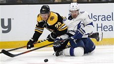 Ondřej Kaše z Bostonu (vlevo) a Tyler Johnson z Tampy bojují o puk. Ondřej Kaše z Bostonu (vlevo) a Tyler Johnson z Tampy bojují o puk.