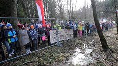 Fanoušci u zátarasů kolem areálu v Novém Městě na Moravě, kam měli diváci při... Fanoušci u zátarasů kolem areálu v Novém Městě na Moravě, kam měli diváci při...