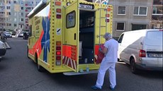 Za pacienty s koronavirem vyjíždí posádka záchranářů ve speciálně upravením voze Za pacienty s koronavirem vyjíždí posádka záchranářů ve speciálně upravením voze